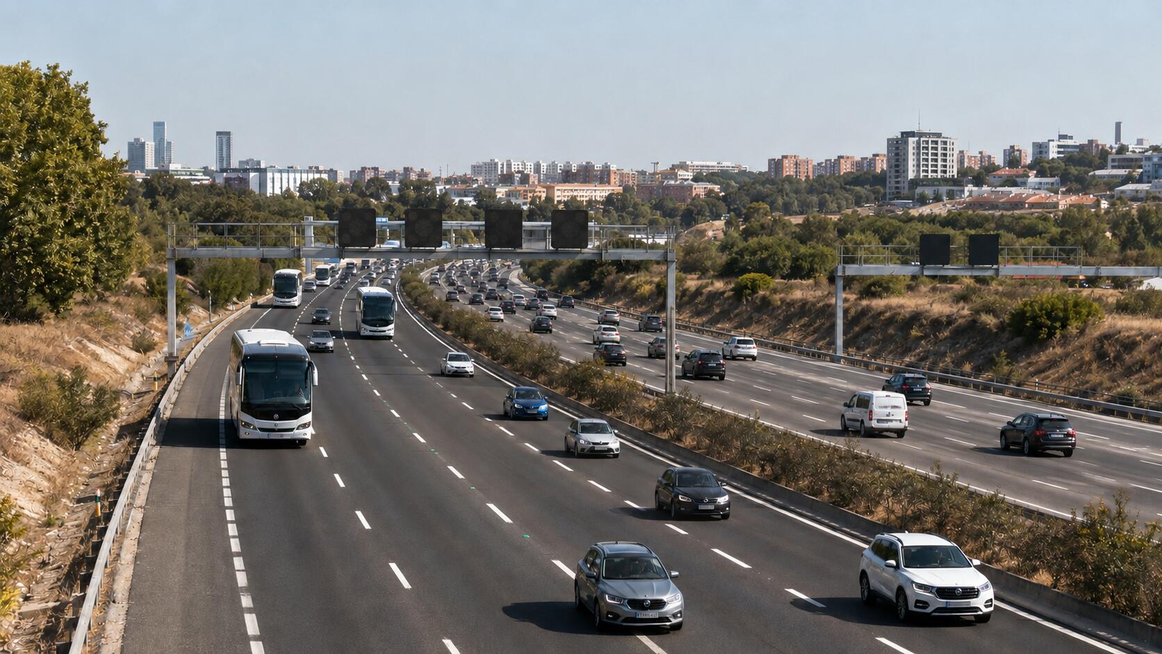 Autobús y vehículos circulando por el Bus-VAO dinámico de la A-2 en Madrid